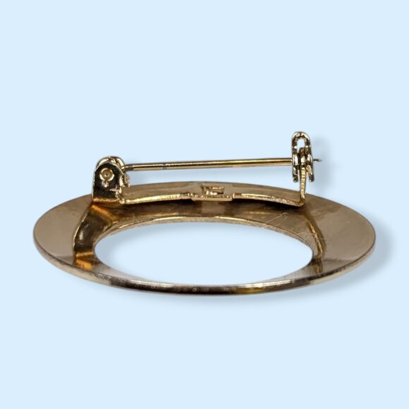 V. Metal Ring Cut Out Brooch - Picture 6 of 7